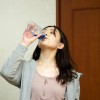 「媚薬なんか効くわけない」と飲み干した義母がまさかの発情？！家事をしながら家中のモノをズボズボ挿入！イキ潮まき散らしオナニー！！ - サンプル画像 - 9