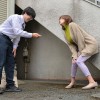 夫のいない日中、義理の息子に寸止めリモバイ責めされて淫乱化した人妻 美乃すずめ - サンプル画像 - 3