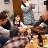ちっちゃな姪っ子を川の字で挟んで悪戯する最低巨漢叔父さん 工藤ララ - サンプル画像 - 1