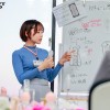照れ屋だけどスケベっぷり半端ない ショートカットが可愛らしい入社2年目グッズ事業部 柴崎はるAV出演（デビュー）！ - サンプル画像 - 7
