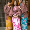 本物人妻レーベルデビューの奥様たちの豪華共演！夫婦で温泉旅行に来ていた3人の人妻にあれよあれよと逆寝取りされ最後はハーレム逆4P - サンプル画像 - 2