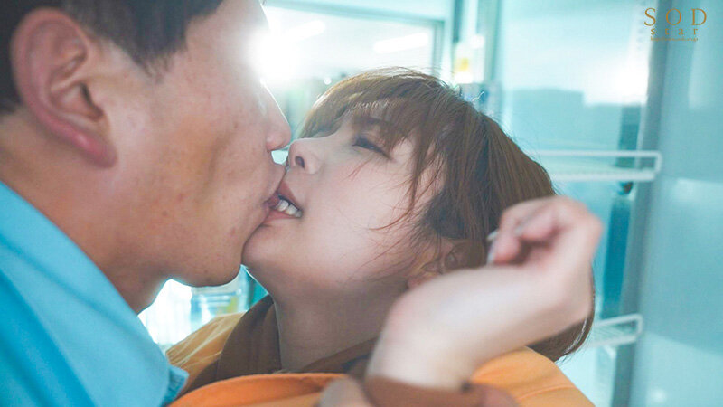 『学生時代のセクハラが忘れられなくて…。』結婚2年目の主婦が十数年ぶりにもう一度犯●れたくてバイトしていたコンビニの絶倫先輩に会ってしまった。 紗倉まな - サンプル画像 - 6