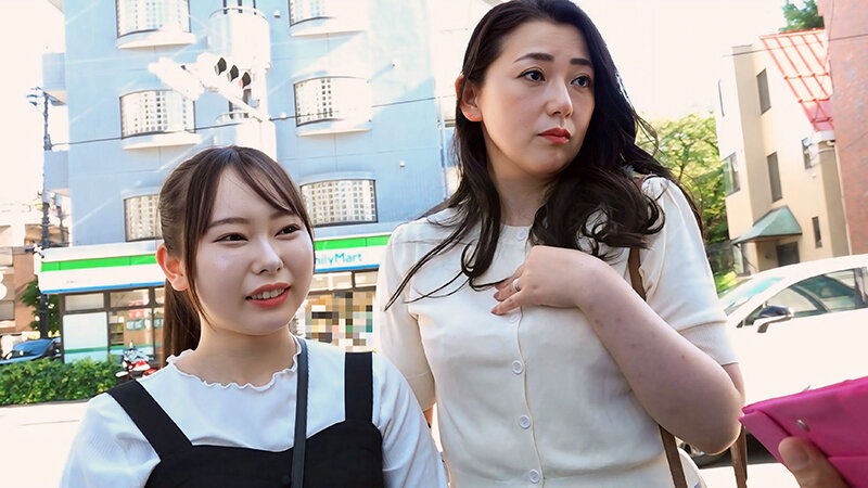 親友みたいな仲良し母娘ナンパ 巧みな言葉に口説かれ性的欲望に負けた母親とそれを見て興奮してしまう娘との極上親子丼！ 完全撮り下ろし3P中出し - サンプル画像 - 9
