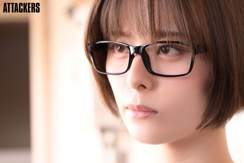 挨拶もしてくれない無口で地味なお隣さんは僕のチ○ポを身勝手に求めて精子をこってり搾り取るんです。 月乃ルナ - サンプル画像 - 2