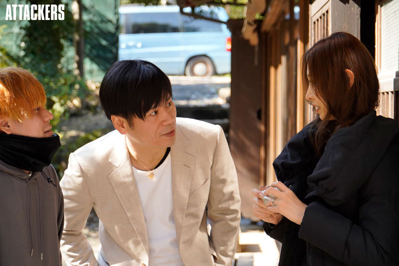 夜中に起きると妻が隣に居ない。まさか新婚旅行の旅先でチャラ男にナンパされていたなんて…。 夏目彩春 - サンプル画像 - 1