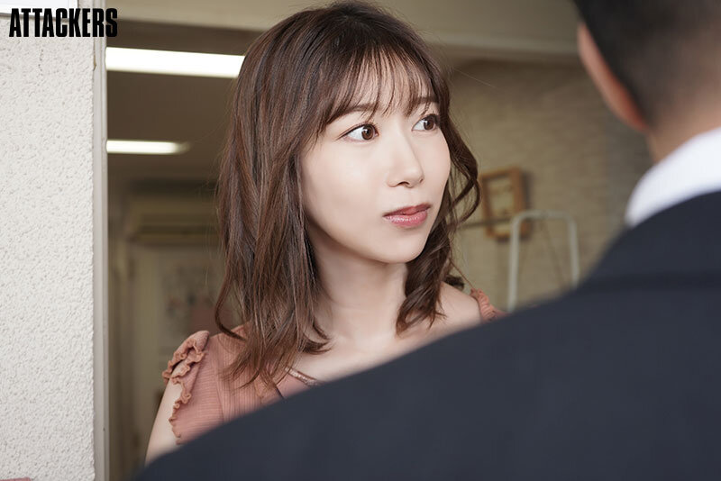 毎晩セックスの声が大きいお隣さんは夫の留守中、欲求不満で僕を誘惑。汗だくになって一週間ヤリまくった。 黒川すみれ - サンプル画像 - 6