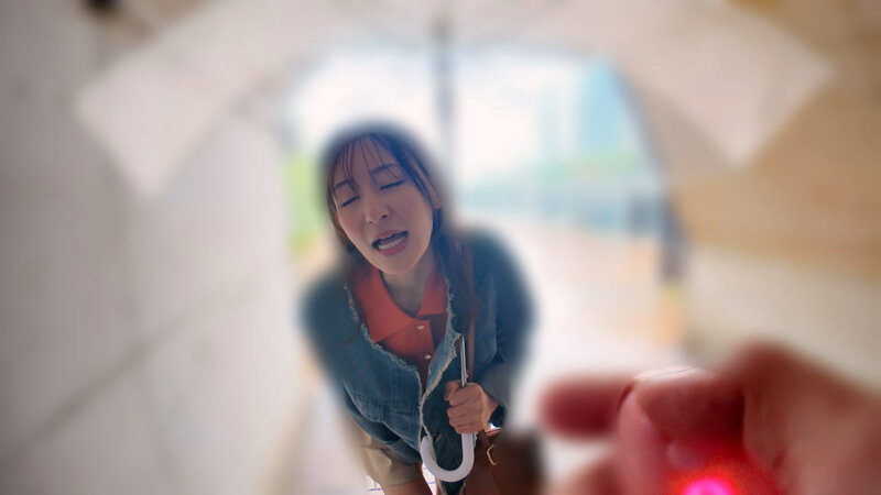 ノーブラで乳首もろバレ！淫乱美熟女と羞恥プレイデート 足立友梨 - サンプル画像 - 3