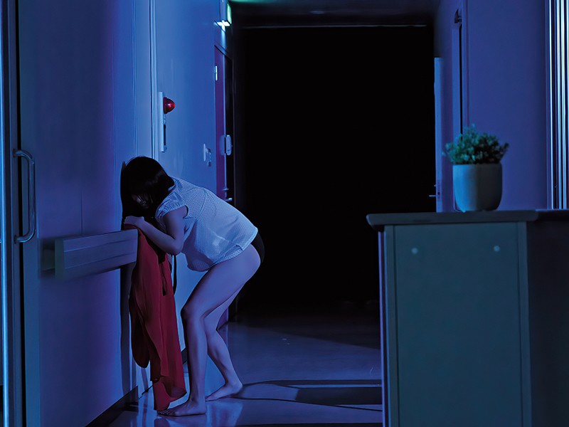 レイプ魔に襲われ間一髪で逃げ隠れたが、マ○コに塗られた媚薬が時間差で効きはじめて発情オナニーが止まらない！！ 川上奈々美 - サンプル画像 - 10