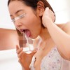 一般男女モニタリングAV 巨乳妻限定！ノーハンドフェラでズラ～ッと並んだチ○ポ10本の中から愛する旦那のチ○ポ当ててみて！4 ハズレたらいきなりデカチン即ハメ！形・大きさの異なるフル勃起チ○ポと大量ザーメンを味わって発情した人妻オマ○コは旦那の目の前なのに絶… - サンプル画像 - 7