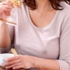 「こんなおばさんの乳首で興奮しちゃうの？」ノーブラの母は拒みつつも濡れていたので…4時間 - サンプル画像 - 5