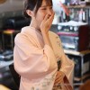 お客様には決して見せない、着物で隠れた純白Gカップと淫らな人妻セックス 料亭の美人女将 佐野秋帆（28）AVデビュー - サンプル画像 - 2