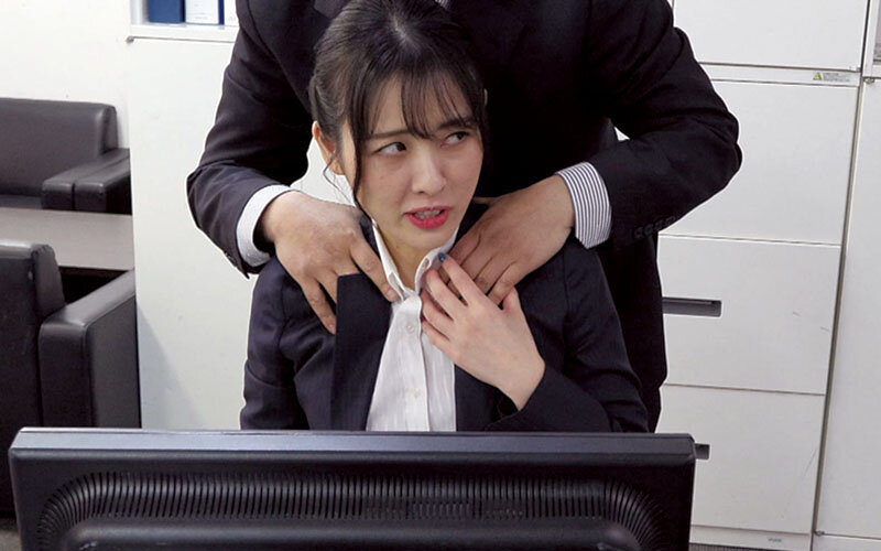 社内で課長に毎日セクハラ痴●され絶頂…抗っていたはずの快感が忘れられず自らデカ尻で誘惑し中出し懇願するアラサーOL 祈山愛 - サンプル画像 - 5