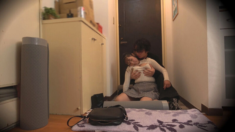 我慢できない…玄関セックス 扉一枚隔てた向こうは外。フラれたばかりの巨乳女とヤケ酒SEX 星乃夏月 - サンプル画像 - 3