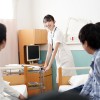 ちび童貞達に媚薬を飲まされ昼間から病室で何度も中出しされる高身長170cm女ナース 鈴音まゆ - サンプル画像 - 2