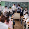 この学校だけの伝統行事！それは童貞処女卒業式！生徒はSEX未経験のまま進学、就職できません！さらに性教育の一環として経験者にも先生がSEXを指導！？ついに卒業式が始まると、教室内は男子女子が絡み合う熱狂の渦！汗と精液が飛び散りながら生徒たちは… - サンプル画像 - 2
