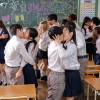 この学校だけの伝統行事！それは童貞処女卒業式！生徒はSEX未経験のまま進学、就職できません！さらに性教育の一環として経験者にも先生がSEXを指導！？ついに卒業式が始まると、教室内は男子女子が絡み合う熱狂の渦！汗と精液が飛び散りながら生徒たちは… - サンプル画像 - 3