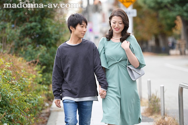 卒業式の後に…大人になった君へ義母からの贈り物―。 マドンナ専属美熟女が艶やかな色気で門出を祝う―。 木下凛々子 - サンプル画像 - 6