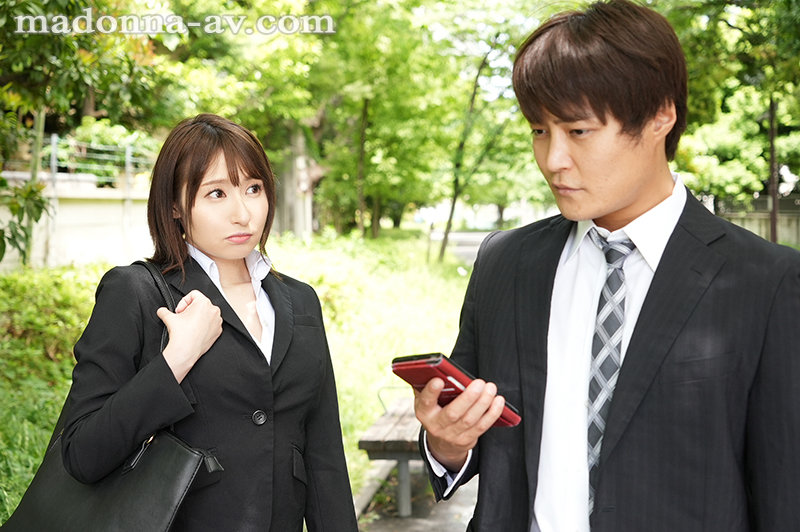 出張先のビジネスホテルでずっと憧れていた女上司とまさかまさかの相部屋宿泊 岸えま - サンプル画像 - 1