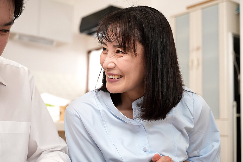 優しくてキレイなお義母さんに恋をしてしまった僕 平岡里枝子 - サンプル画像 - 4