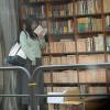 新人 古書店で立ち読みしている眼鏡っ娘インキャJDをナンパしたら、官能小説でオナニーしてる隠れ巨乳で大量潮吹く変態ちゃんだった件 ひなちゃん - サンプル画像 - 1