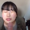 女性配達員さんに顔射 配達のおねえさんに裏オプ玄関先フェラをお願い そのままお顔で射精を受け止めてもらう - サンプル画像 - 11
