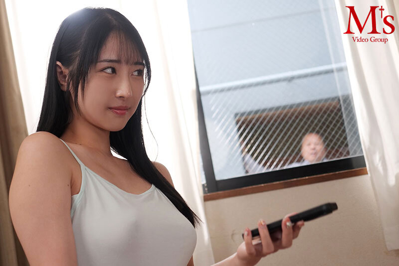 男なら絶対断れない！ とてつもなくいやらしい下着姿で中年おやじに見せつけ誘惑してくる向かいの部屋の露出狂お姉さん 小野坂ゆいか - サンプル画像 - 2