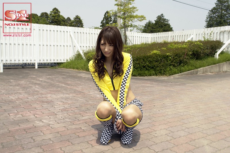 露出狂レースクイーン 香西咲 - サンプル画像 - 1