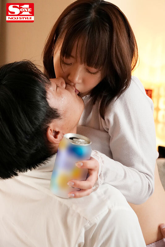 普段は下ネタNGでド真面目な後輩社員はお酒を飲むと淫乱キス魔に！酔うと全てを忘れてしまう彼女は俺と何度もエロいことしているだなんて未だ想像もしていない 架乃ゆら - サンプル画像 - 5