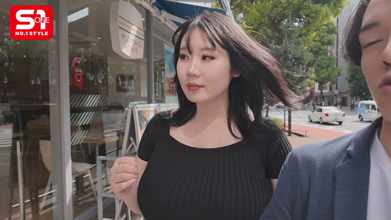 街行く男の視線を独占する 10度見級Kカップのエッロい女を連れて デカ乳露出街ぶらりした後ホテルに入って即ハメSEXしたくない？ みなみ羽琉 - サンプル画像 - 2